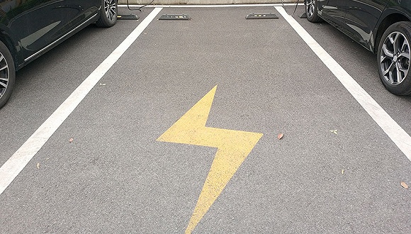 電動車自燃頻發 新能源汽車產業的未來在哪里？