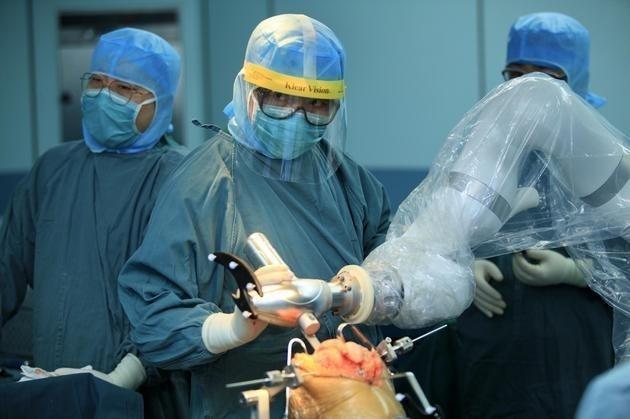 一場里程碑式的手術！中國******機器人人工關節