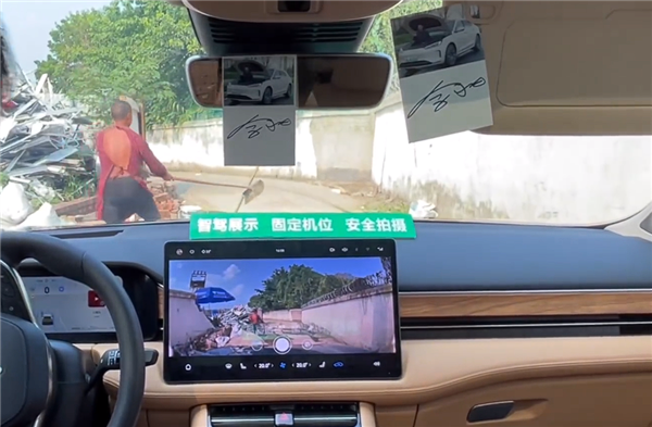 華為ADS 2.0實測！問界M5智駕版小巷穿梭：鐵鏟都能識別！