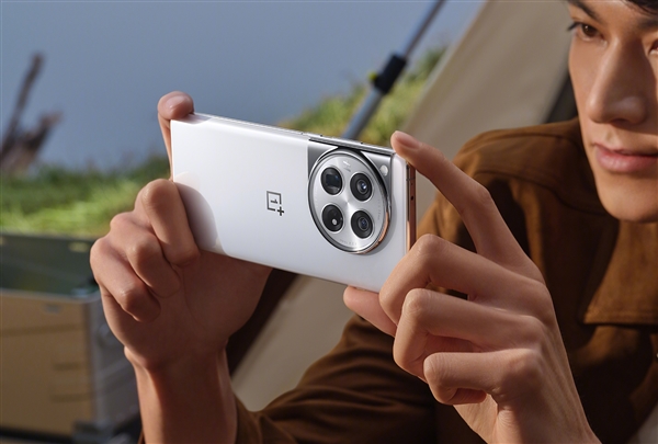 一加12屏幕亮度霸榜：遠(yuǎn)超4000尼特