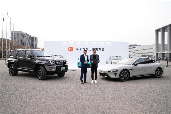 長城魏建軍現身小米汽車發布會：和雷軍互贈新車