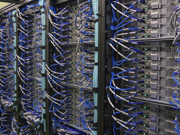 國產崛起!中國電信集采15.6萬臺服務器:國產占比首次過半飚至67.5%