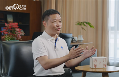 何小鵬稱千萬別躺平：天上會掉餡餅、但只掉給