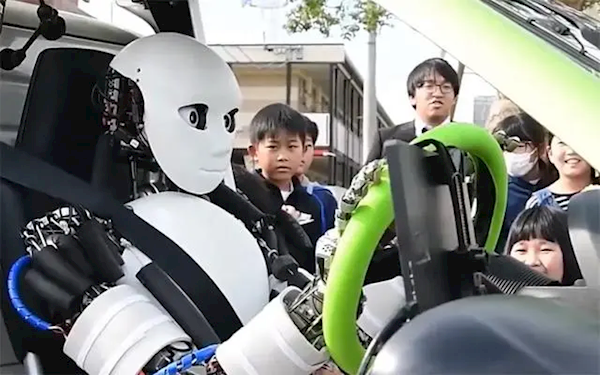 日本研發出開車機器人：時速5公里 只能開直線和右轉