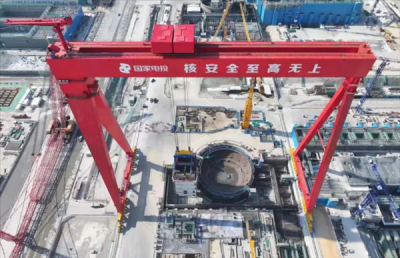 我國核電建設領域首個！1600噸大型龍門吊完成吊