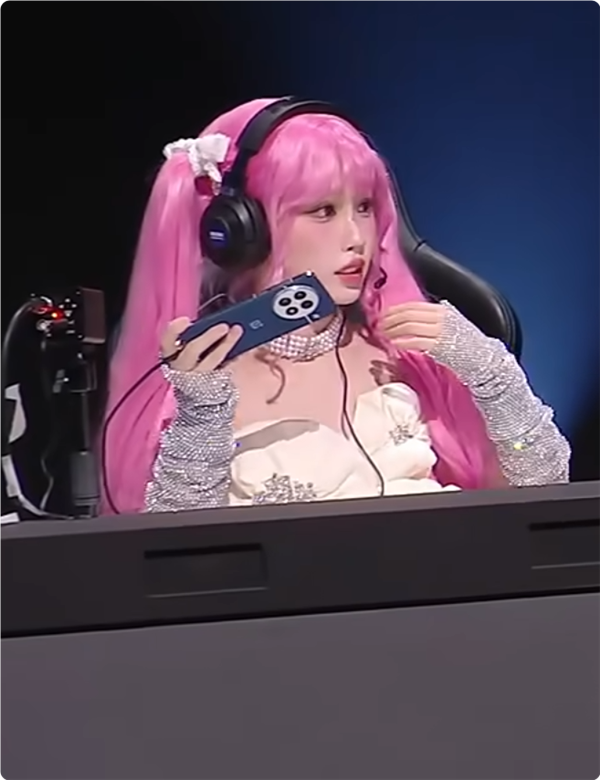 一加13真機上手首秀!藍黑雙色亮相:家族式合頁設計成歷史