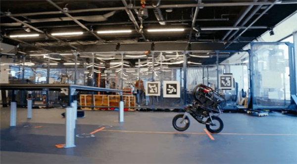 前波士頓動力研究所展示智能自行車UMV：跑酷輕松跳上桌