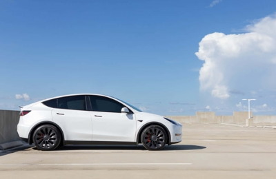 特斯拉自研AI5芯片完成設計評審 馬斯克盛贊為“